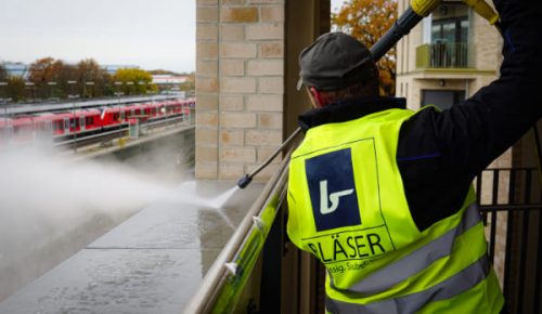 Gebäudereiniger in Ahrensburg reinigt Geländer